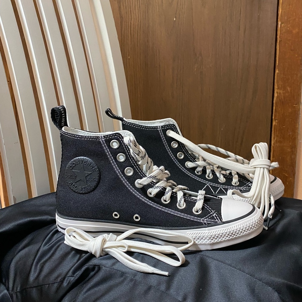 NEVER WORN black canvas converses w/ both sets of laces. mens 6.5 womens 8.5